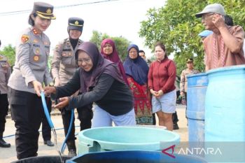 Sejumlah instansi di Bangka Barat salurkan bantuan air bersih