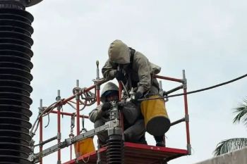Cegah gangguan kelistrikan, PLN bersihkan HV Clamp di GI Bireuen