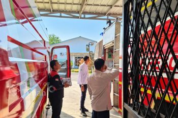 PT Timah salurkan air bersih untuk bantu sekolah di Pangkalpinang