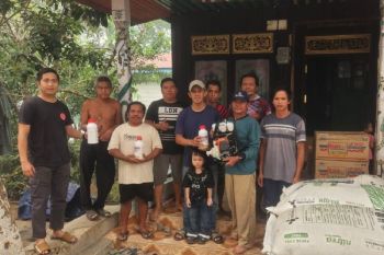 Anggota DPRD Murung Raya serahkan pupuk dan alsintan ke Desa Panuut