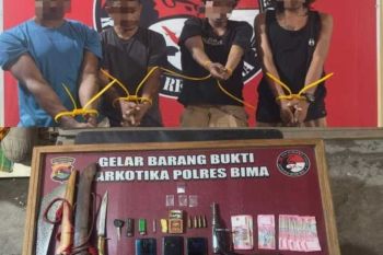 Polres Bima mengangkap empat terduga sindikat narkoba bersenjata