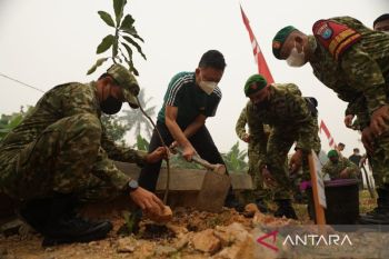 Pemkot Pontianak - TNI tanam pohon bentuk peduli lingkungan