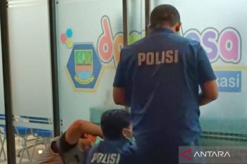 Polisi olah TKP aksi gembok ruang Bupati Bekasi hingga DPMD
