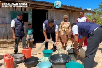 Polda NTT bagikan ribuan liter air bersih ke warga Timor Tengah Selatan