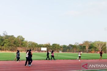 Stadion mini UHO jadi pilihan warga Kota Kendari untuk berolahraga