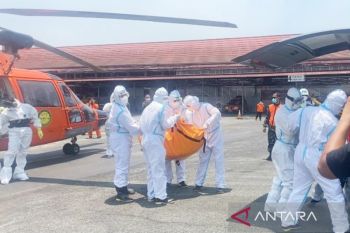 Heli Basarnas mendarat di Lanud Sjamsudin Noor bawa korban KM Virgo