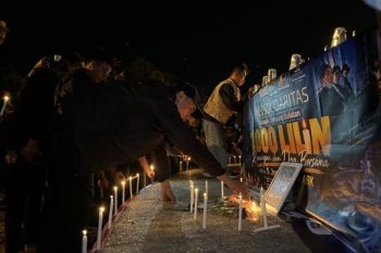 Seribu lilin dan doa untuk lima jurnalis dan tiga ABK hilang di perairan Selat Sunda