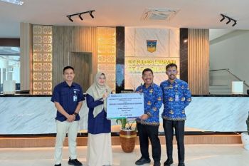 BPJS Kesehatan Cabang Solok Dukung Kebersihan Destinasi Wisata Solok Selatan melalui Bantuan Tong Sampah