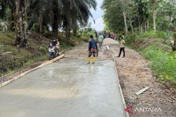 Warga Kecamatan Tiumang perbaiki jalan rusak secara swadaya, total dana terkumpul mencapai Rp10 juta