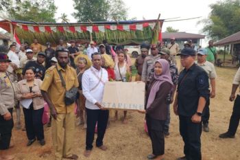 Pemprov Papua Selatan serahkan bantuan internet VSAT bagi SD YPK Pachas