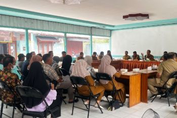 Bupati Sukamara salurkan air bersih saat berkantor di Kelurahan Padang