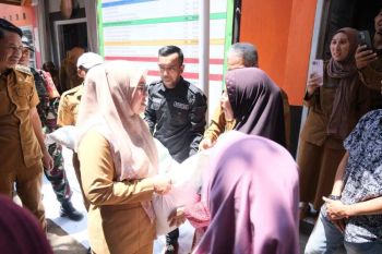 Bupati Gowa salurkan bantuan pangan di Kecamatan Parigi