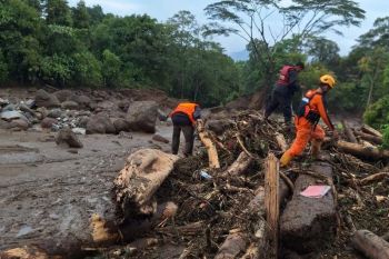 SAR cari dua warga yang hilang akibat banjir bandang di Solok