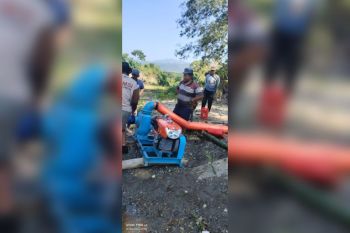 Pemkab Kolaka salurkan bantuan pompa air mitigasi kekeringan akibat kemarau