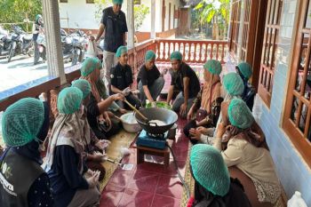 Mahasiswa UMY dampingi warga Panjatan olah kelapa jadi minyak goreng