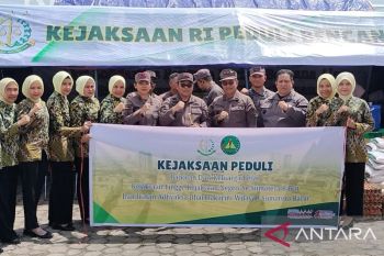 Kejati Sumbar salurkan 1,5 ton beras untuk korban banjir bandang Solok