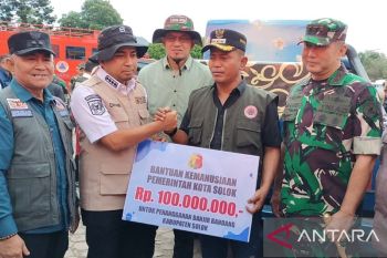 Pemkot Solok Salurkan Rp100 Juta Bantu Korban Banjir Bandang