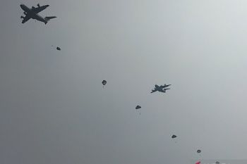 Prajurit TNI AU lakukan uji coba terjun payung dari pesawat A400M