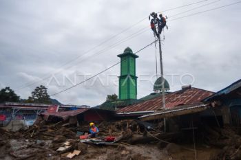 Upaya pemulihan listrik pascabanjir bandang di Solok
