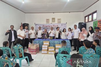 BPN Papua Barat salurkan paket makanan untuk SLB di Manokwari