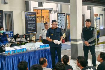 Petugas gabungan razia kamar hunian warga binaan di Rutan Ponorogo
