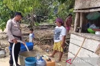Polisi Bangka Barat bantu air bersih ke keluarga di Ranggiasam