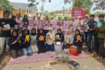 Srikandi PLN UP3 Pringsewu berbagi buku guna dorong budaya literasi