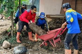 Personel Tagana Sawahlunto turun bantu pemulihan bencana galodo di Kabupaten Solok