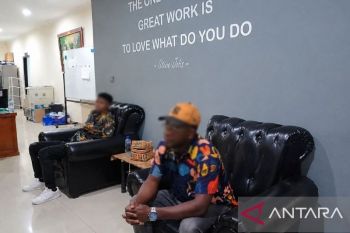 Petugas Imigrasi Denpasar amankan 2 WN Nigeria yang kabur saat pemeriksaan