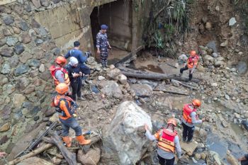 Tim SAR gabungan sisir sungai cari korban banjir bandang Solok
