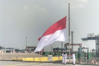 Bendera Merah Putih akhirnya berkibar di kapal induk KRI Sriwijaya-100