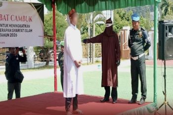 Penjudi dan pelaku pelecehan seksual di Aceh dicambuk