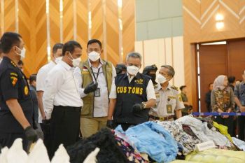 Menkeu Sua, Bea Cukai bongkar impor ilegal beras, garam, dan pakaian bekas senilai Rp27 miliar