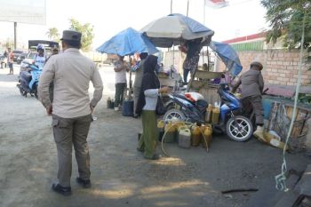 Kendari tertibkan lapak eceran BBM subsidi di sekitar SPBU cegah penjualan ilegal