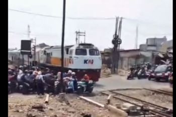Daop 1 Jakarta ingatkan masyarakat tidak terobos palang perlintasan tertutup