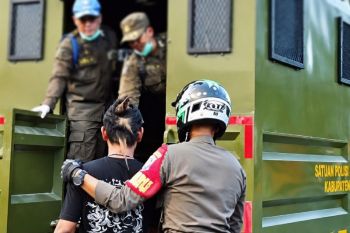 Satpol PP Karawang jaring puluhan gelandangan hingga anak jalanan