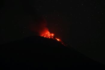 Pemda Lembata membatasi aktivitas wisata di kawasan gunung Ile Lewotolok