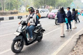 Dosen-mahasiswa Pendidikan Biologi sambut Milad ke-39 UMPR dengan bagi masker