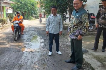 Jalan penghubung dua kecamatan gelap, warga desak Pemkab Tegal pasang PJU