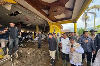 VP Gibran&nbsp;orders faster restoration of flood-damaged access in Solok