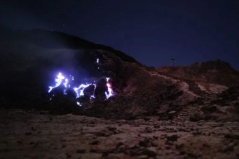 Fenomena "Blue Fire" di kawah Papandayan, berikut penjelasan Badan Geologi!