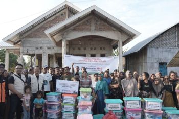 Amag dan Dompet Dhuafa distribusikan bantuan paket sembako kepada penyintas gempa NTT