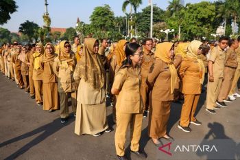 Kantor Negara di tengah warga