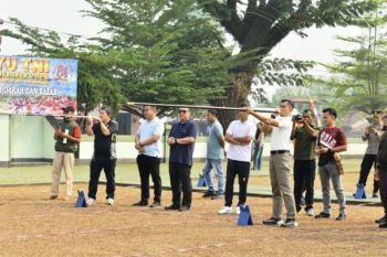 Pemkab Kubar dan TNI rawat tradisi lewat lomba menyumpit
