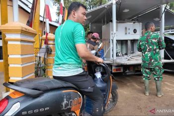 TNI dan PU pasok air bersih masyarakat terdampak banjir bandang Solok