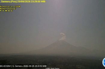 Semeru erupsi terus menerus pada Jumat malam