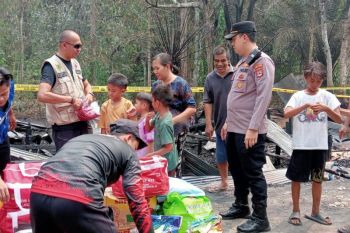 Korban kebakaran di Desa Warukin Tabalong terima bantuan