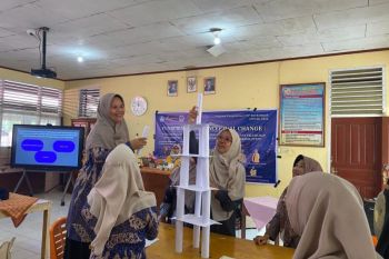 Dosen UNP dampingi guru IPA SMP Sijunjung melalui Program FUNSCIENCE for Conceptual Change