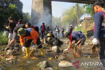 Warga Jember bersihkan sungai peringati Hari Sungai Sedunia