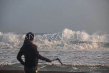 BMKG imbau wisatawan waspadai gelombang tinggi pantai selatan DIY